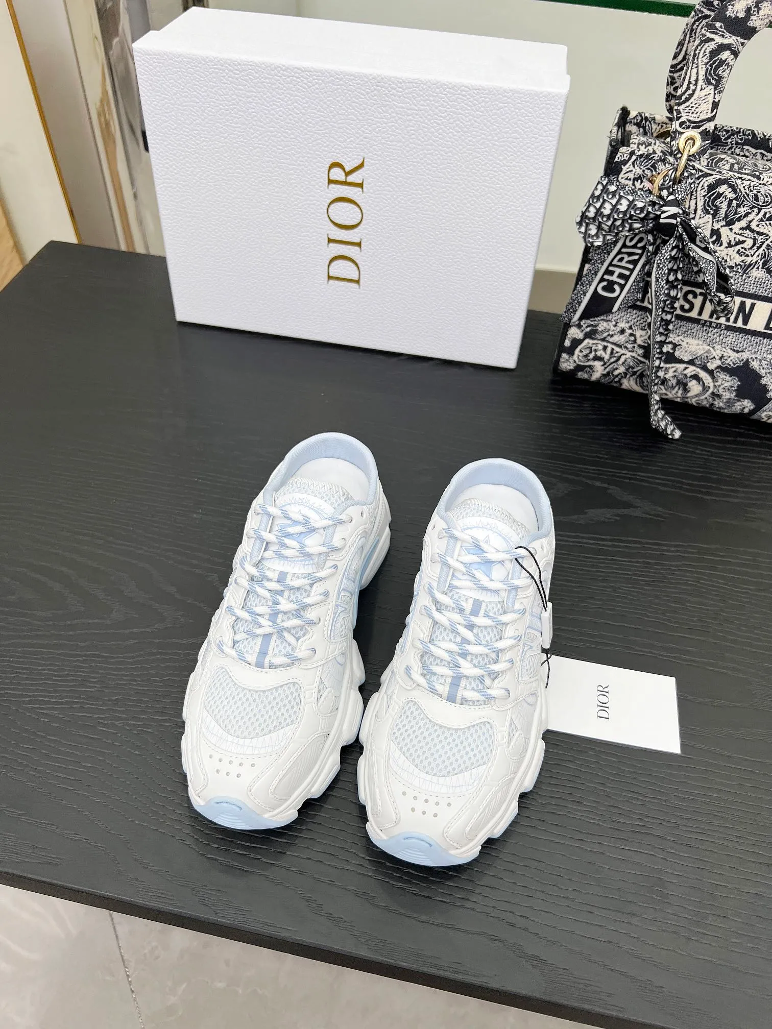 p560🐮🐮This Dior Chrono sports half slipper reinterprets running shoes with Dior's haute couture style. Gray mesh fabric is paired with tonal suede calfskin panels, the CD logo on the side, the star patch on the tongue and the Dior logo on the heel, all in classic fine detail. Featuring two-tone laces and a lightweight sole with star graphics, they can be worn year-round. Size: Women’s size 35-41 (35/42 can be customized) Men’s size 40-46 (men’s version is being printed) Color: 12 colors available